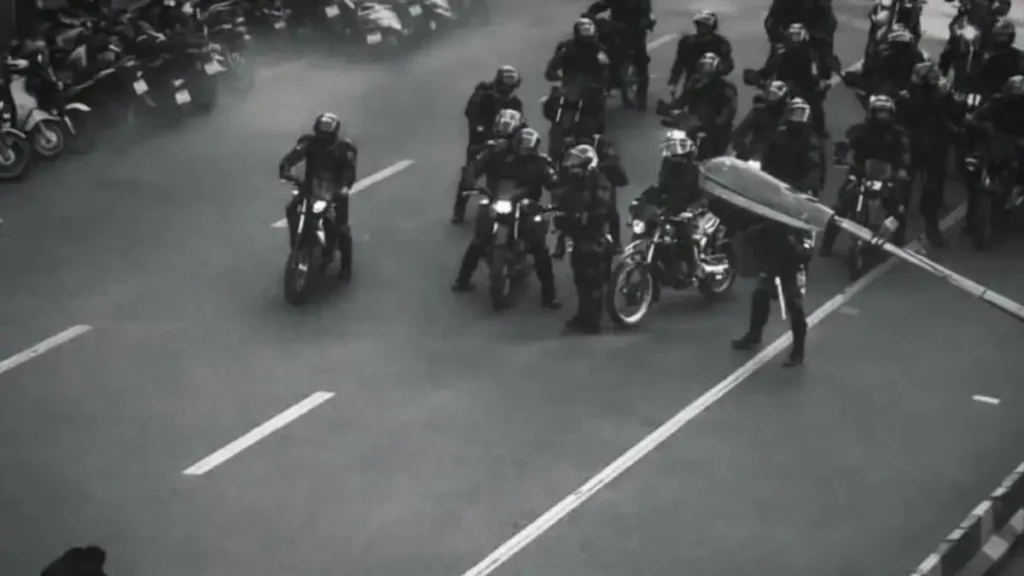 Ένας διαδηλωτής στο Ιράν απέναντι στις αστυνομικές δυνάμεις: Το βίντεο που έγινε viral