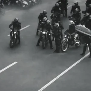 Ένας διαδηλωτής στο Ιράν απέναντι στις αστυνομικές δυνάμεις: Το βίντεο που έγινε viral