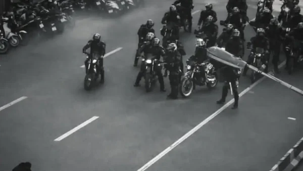 Ένας διαδηλωτής στο Ιράν απέναντι στις αστυνομικές δυνάμεις: Το βίντεο που έγινε viral