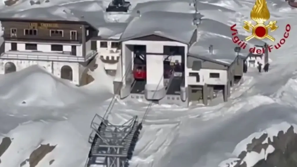 Ατύχημα με τελεφερίκ στην Ιταλία: Τέσσερις τραυματίες, 100 άτομα εγκλωβίστηκαν στα 2.800 μέτρα