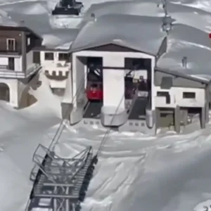 Ατύχημα με τελεφερίκ στην Ιταλία: Τέσσερις τραυματίες, 100 άτομα εγκλωβίστηκαν στα 2.800 μέτρα