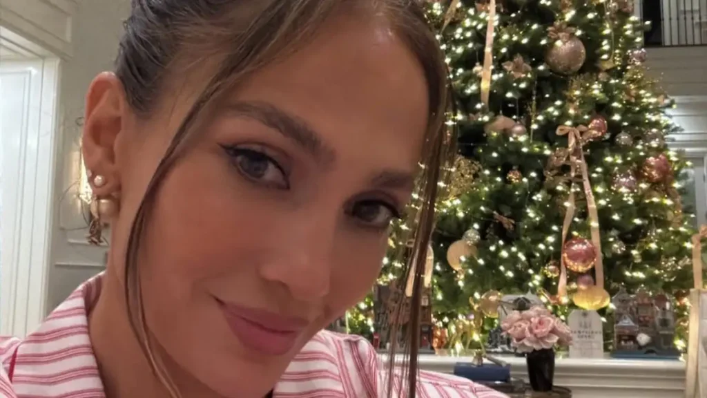 Η Τζένιφερ Λόπεζ έκανε χριστουγεννιάτικο πάρτι στο σπίτι της με dress code ασορτί πιτζάμες