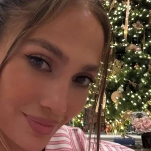 Η Τζένιφερ Λόπεζ έκανε χριστουγεννιάτικο πάρτι στο σπίτι της με dress code ασορτί πιτζάμες