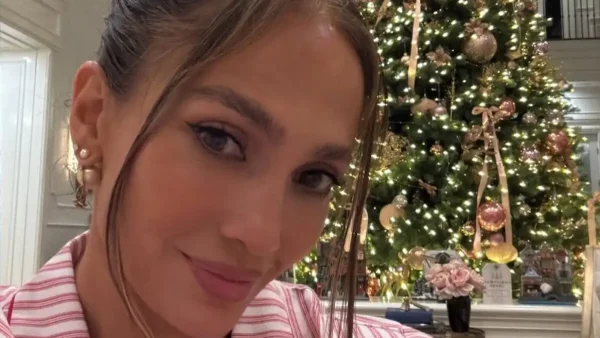 Η Τζένιφερ Λόπεζ έκανε χριστουγεννιάτικο πάρτι στο σπίτι της με dress code ασορτί πιτζάμες