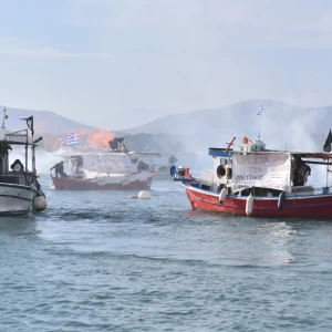 Αποκλεισμένο το λιμάνι του Βόλου από αγρότες και αλιείς
