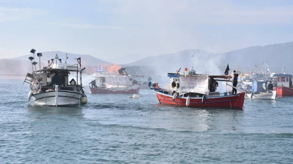 Αποκλεισμένο το λιμάνι του Βόλου από αγρότες και αλιείς