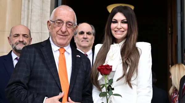 Στη Βουλή η Κίμπερλι Γκιλφόιλ, συναντά τον Νικήτα Κακλαμάνη - Δείτε βίντεο