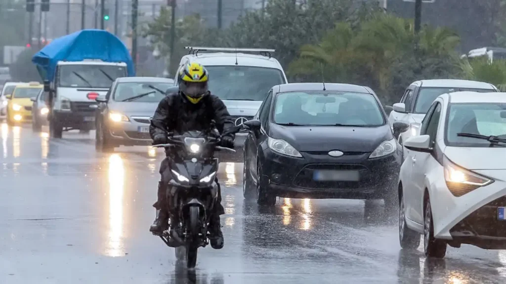 «Βούλιαξε» η Αττική από την ισχυρή νεροποντή – 50 κλήσεις στην πυροσβεστική, ποτάμια οι δρόμοι