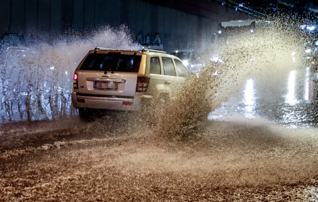 Κακοκαιρία «Byron»: Ποτάμι η Αττική, «πνίγηκαν» πολλές περιοχές – Δύσκολη η νύχτα για το Λεκανοπέδιο, οι κλειστοί δρόμοι