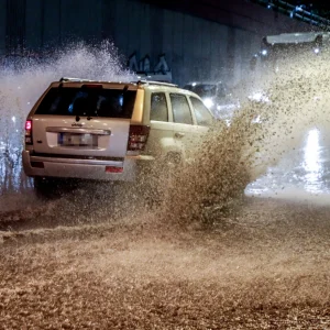 Κακοκαιρία «Byron»: Ποτάμι η Αττική, «πνίγηκαν» πολλές περιοχές – Δύσκολη η νύχτα για το Λεκανοπέδιο, οι κλειστοί δρόμοι