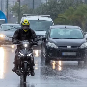 «Βούλιαξε» η Αττική από την ισχυρή νεροποντή – 50 κλήσεις στην πυροσβεστική, ποτάμια οι δρόμοι