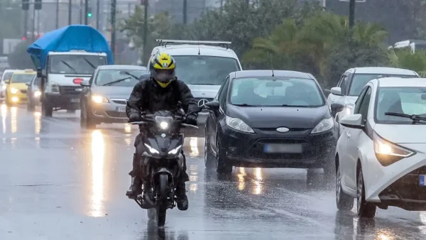 «Βούλιαξε» η Αττική από την ισχυρή νεροποντή – 50 κλήσεις στην πυροσβεστική, ποτάμια οι δρόμοι