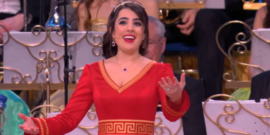 Ορχήστρα Γιόχαν Στράους: Έπαιξε ελληνικά κάλαντα των Χριστουγέννων και ενθουσίασε -Ερμήνευσε η σοπράνο Χριστίνα Πέτρου (βίντεο)