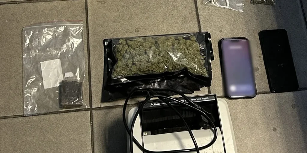 Δύο συλλήψεις για ναρκωτικά στους Αμπελόκηπους -31χρονος πέταξε σακίδιο με κάνναβη από το μπαλκόνι