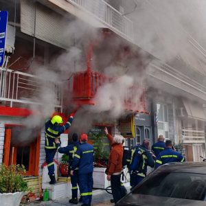 Καπνοί σε κεντρικό σημείο της Λάρισας