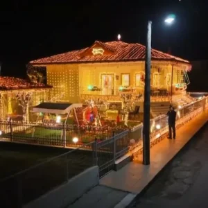 Στόλισε το σπίτι με 20.300 λαμπιόνια αφιερωμένα στη σύζυγό του που «έφυγε» από τη ζωή