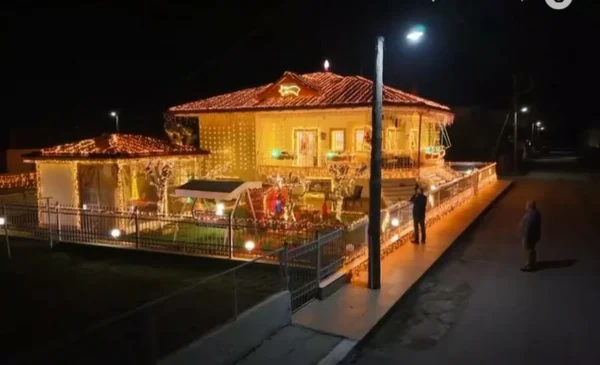 Στόλισε το σπίτι με 20.300 λαμπιόνια αφιερωμένα στη σύζυγό του που «έφυγε» από τη ζωή