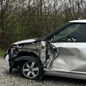 Καρδίτσα: ΚΤΕΛ με δεκάδες επιβάτες συγκρούστηκε με αυτοκίνητο – Δεν υπήρξαν τραυματισμοί