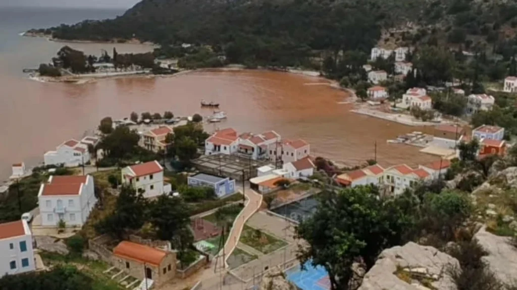 Ορμητικός καταρράκτης πλημμύρισε σπίτια και δρόμους στο Καστελόριζο: Έγινε κόκκινη από τις λάσπες η θάλασσα