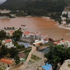 Ορμητικός καταρράκτης πλημμύρισε σπίτια και δρόμους στο Καστελόριζο: Έγινε κόκκινη από τις λάσπες η θάλασσα