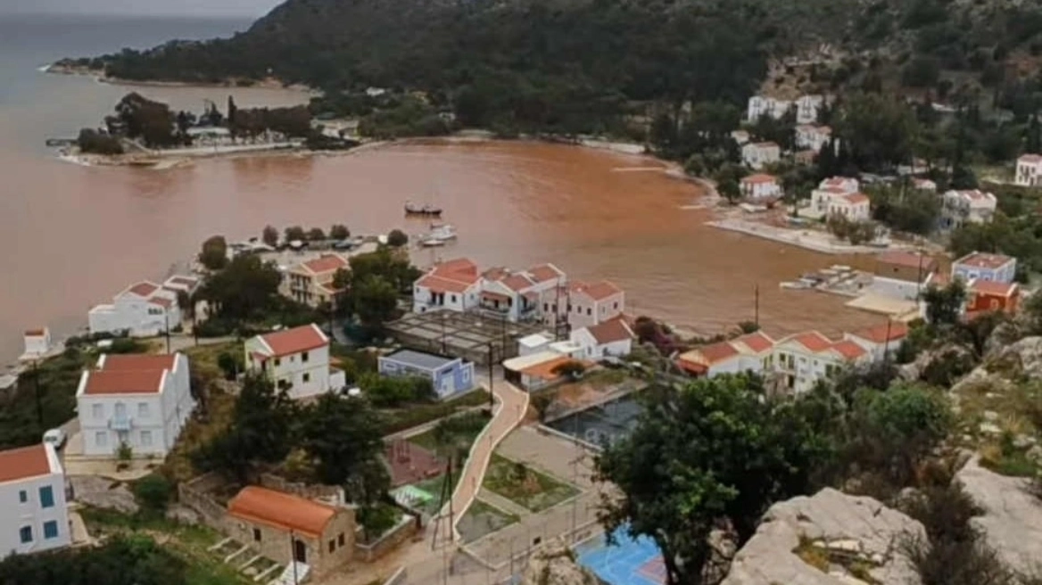 Ορμητικός καταρράκτης πλημμύρισε σπίτια και δρόμους στο Καστελόριζο: Έγινε κόκκινη από τις λάσπες η θάλασσα