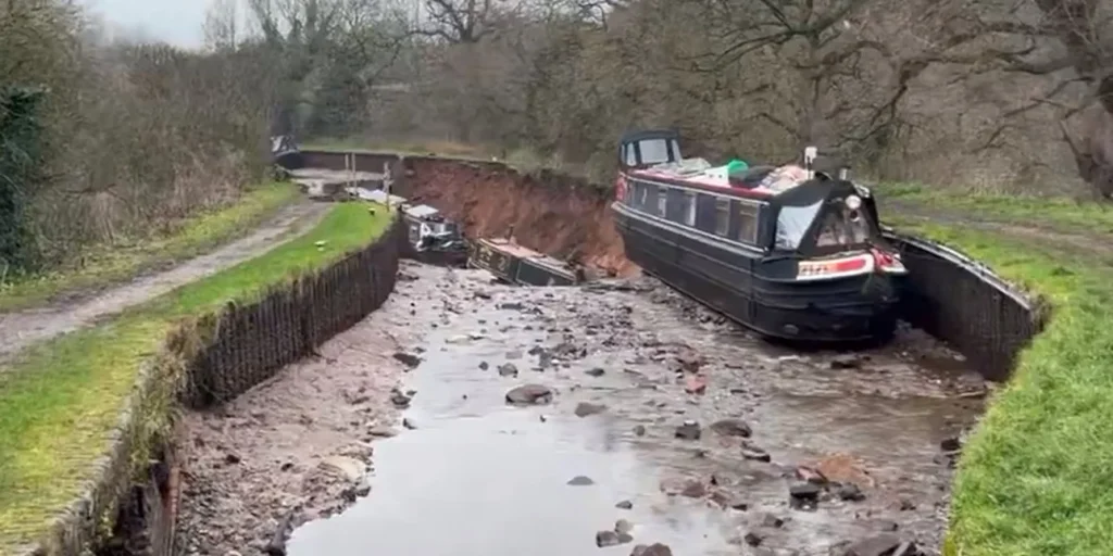 Τεράστια καταβόθρα κατάπιε κανάλι στο Σρόπσαϊρ της Αγγλίας (BINTEO)