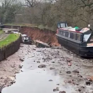 Τεράστια καταβόθρα κατάπιε κανάλι στο Σρόπσαϊρ της Αγγλίας (BINTEO)