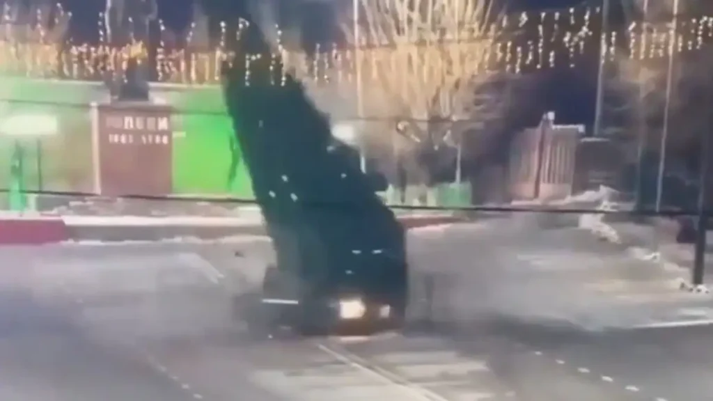 Καζακστάν: Η στιγμή που επικίνδυνος οδηγός χάνει τον έλεγχο ενός Lada και «κατεδαφίζει» χριστουγεννιάτικο δέντρο