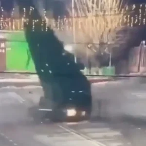 Καζακστάν: Η στιγμή που επικίνδυνος οδηγός χάνει τον έλεγχο ενός Lada και «κατεδαφίζει» χριστουγεννιάτικο δέντρο