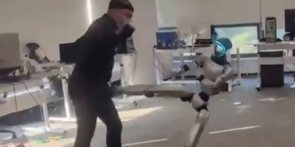 Ένα βίντεο με ρομπότ κάνει τον γύρο του κόσμου -Κλώτσησε άνδρα στα γεννητικά του όργανα