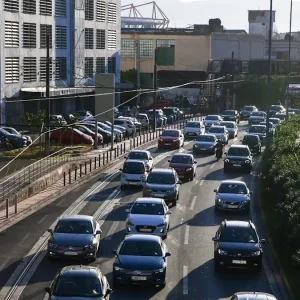 Διακοπή κυκλοφορίας στην Πάρνηθα λόγω χιονόπτωσης, καθυστερήσεις στην Εθνική Οδό Αθηνών - Κορίνθου λόγω εκτροπής οχήματος