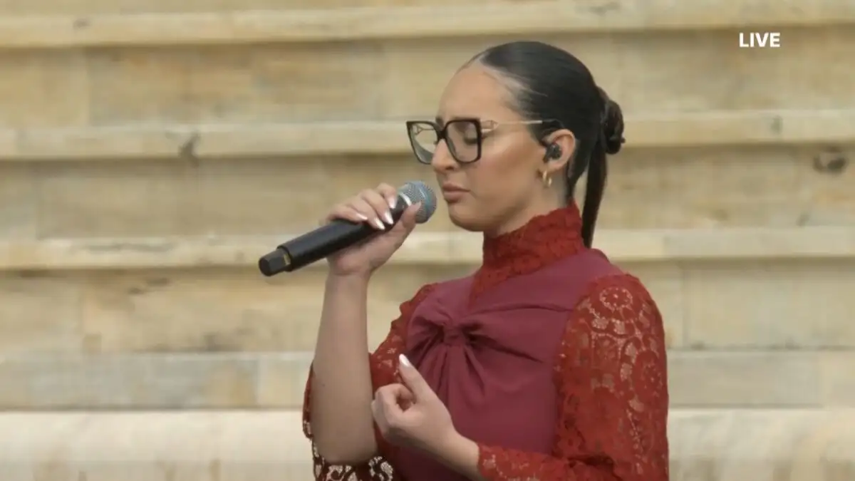 Η Klavdia τραγούδησε την «Αστερομάτα» στην τελετή παράδοσης της Φλόγας στο Καλλιμάρμαρο