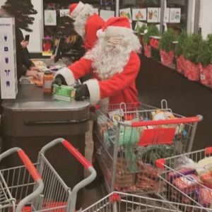 Καναδάς: Κλέφτες ντυμένοι Άη-Βασίληδες και «ξωτικά» άρπαξαν τρόφιμα από σούπερ-μάρκετ και τα μοίρασαν (βίντεο)