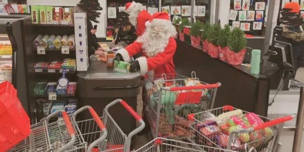 Καναδάς: Κλέφτες ντυμένοι Άη-Βασίληδες και «ξωτικά» άρπαξαν τρόφιμα από σούπερ-μάρκετ και τα μοίρασαν (βίντεο)