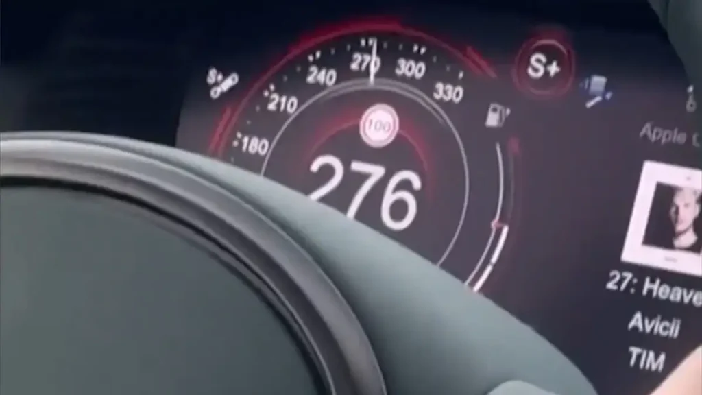 Όταν ο Στέφανος Τσιτσιπάς έτρεχε με 276 χλμ. με την Aston Μartin του