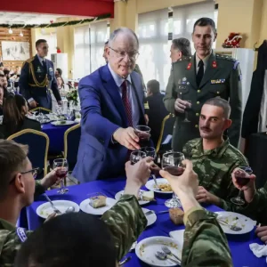 Ο Κωνσταντίνος Τασούλας γευμάτισε με Εύζωνες με αφορμή την 157η επέτειο ίδρυσης της Προεδρικής Φρουράς