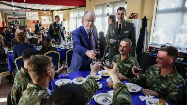 Ο Κωνσταντίνος Τασούλας γευμάτισε με Εύζωνες με αφορμή την 157η επέτειο ίδρυσης της Προεδρικής Φρουράς