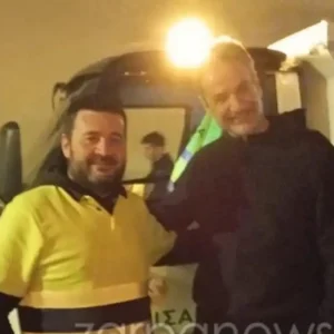 Ο Κυριάκος Μητσοτάκης στα Χανιά – Η χαλαρή βόλτα του πρωθυπουργού στο ενετικό λιμάνι