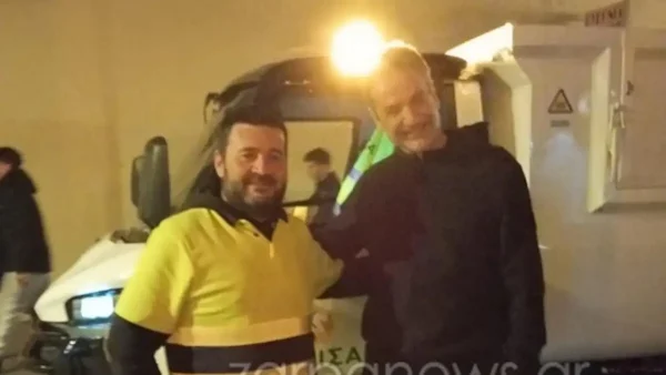 Ο Κυριάκος Μητσοτάκης στα Χανιά – Η χαλαρή βόλτα του πρωθυπουργού στο ενετικό λιμάνι