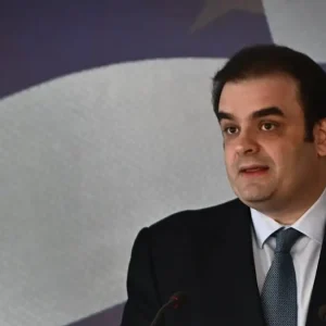 Ο Κυριάκος Πιερρακάκης συνάντησε τον Εμανουέλ Μακρόν στο Μέγαρο των Ηλυσίων