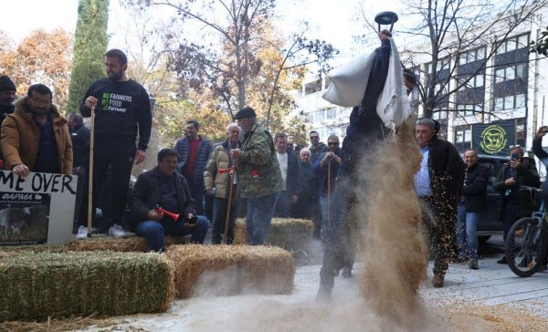 Οργή κτηνοτρόφων στη Λάρισα – Έχυσαν γάλα και ζωοτροφές μπροστά από το Δικαστικό Μέγαρο (ΒΙΝΤΕΟ-ΦΩΤΟ)