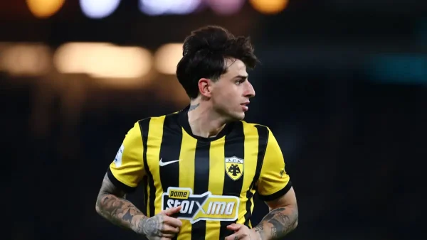 Ο Λάζαρος Ρότα έδωσε τη φανέλα του σε νεαρό φίλο του Παναθηναϊκού μετά τη νίκη της ΑΕΚ στο αθηναϊκό ντέρμπι