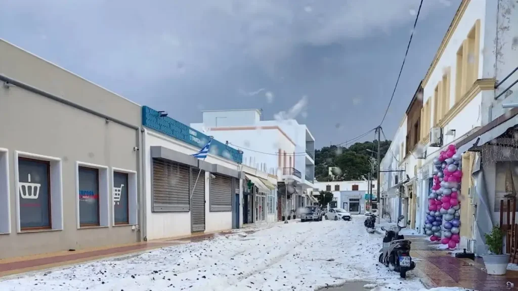 Λέρος: Σφοδρή χαλαζόπτωση «χτύπησε» το νησί – Δρόμοι και αυλές «ντύθηκαν» στα άσπρα