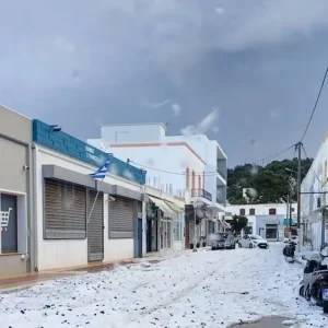 Λέρος: Σφοδρή χαλαζόπτωση «χτύπησε» το νησί – Δρόμοι και αυλές «ντύθηκαν» στα άσπρα