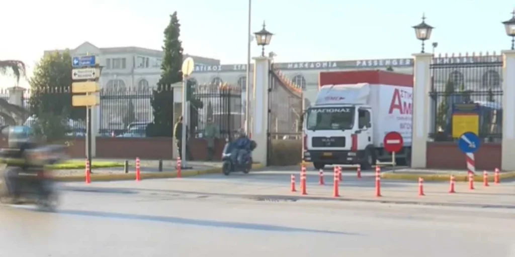 Έξω από το λιμάνι της Θεσσαλονίκης οι αγρότες, στόχος ο τρίωρος αποκλεισμός -Αστυνομικές δυνάμεις στο σημείο