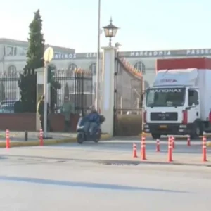 Έξω από το λιμάνι της Θεσσαλονίκης οι αγρότες, στόχος ο τρίωρος αποκλεισμός -Αστυνομικές δυνάμεις στο σημείο