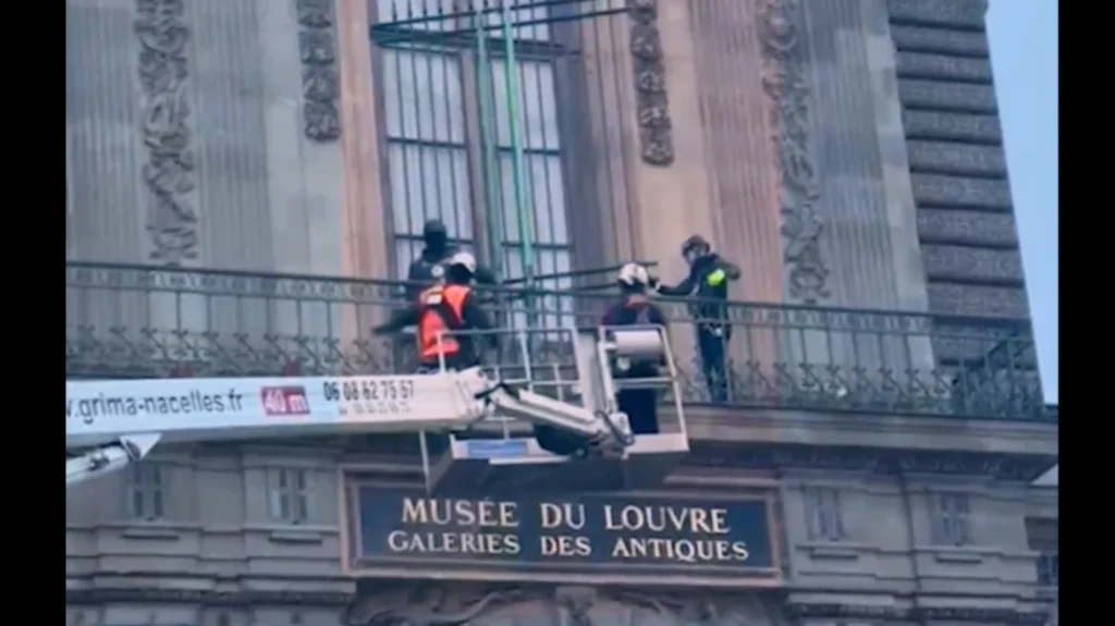 Το Μουσείο του Λούβρου θωρακίζεται: Τοποθέτησαν μεταλλικά κάγκελα μπροστά στην αίθουσα του Απόλλωνα