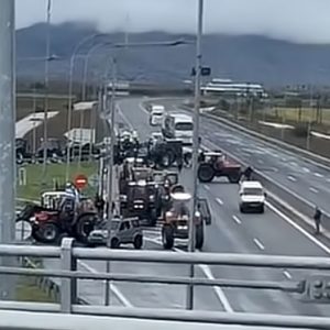 Οι αγρότες της Θήβας απέκλεισαν τον ΠΑΘΕ (ΒΙΝΤΕΟ)