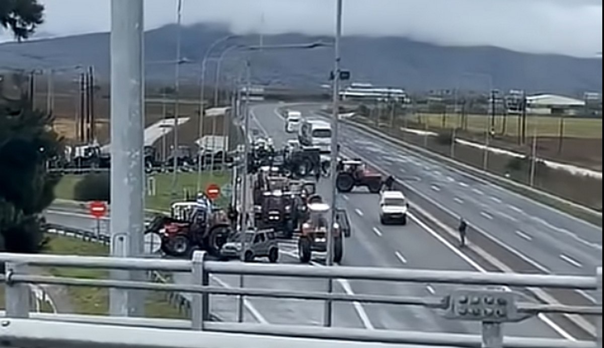 Οι αγρότες της Θήβας απέκλεισαν τον ΠΑΘΕ (ΒΙΝΤΕΟ)