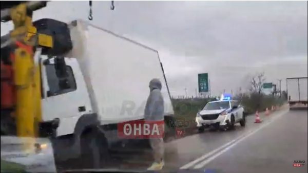 Εκτροπή φορτηγού στον περιφερειακό δρόμο της Θήβας